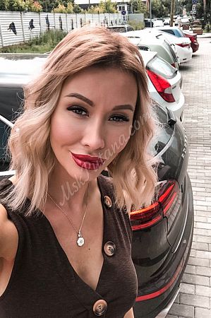 Полина, метро Площадь Революции